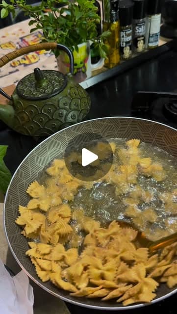 Salada de Macarrão Frito com Atum Vegano