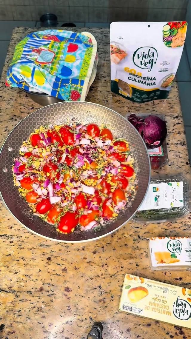 Tapioca Recheada com Proteína da Vida Veg e Tomatinhos Confit